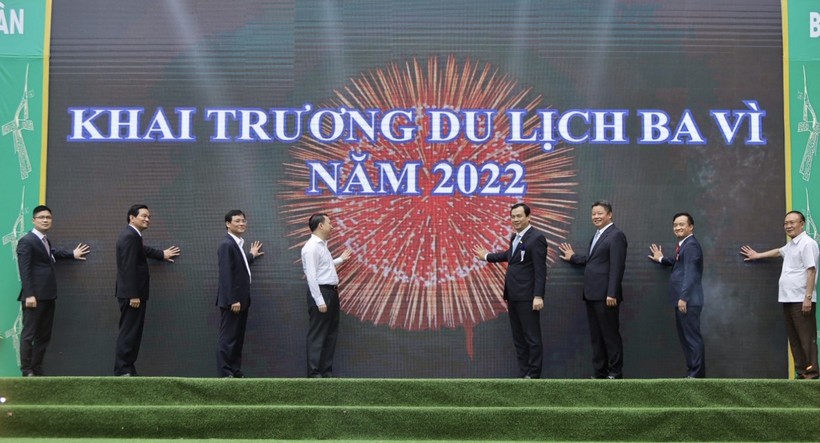 Các đại biểu ấn nút khai trương du lịch Ba Vì năm 2022.