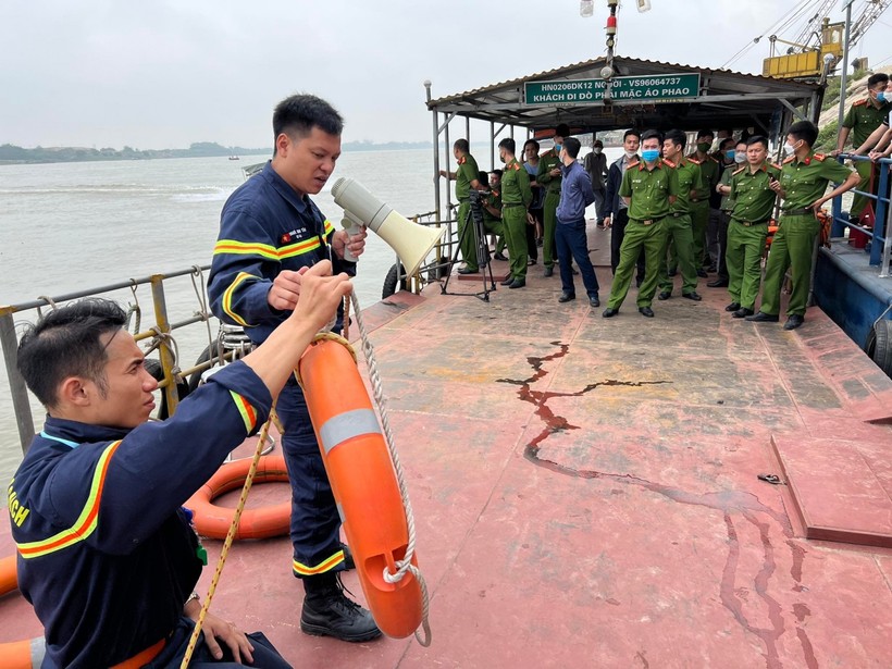Chiến sĩ công an diễn tập thực hiện công tác cứu hộ cứu nạn trên sông.