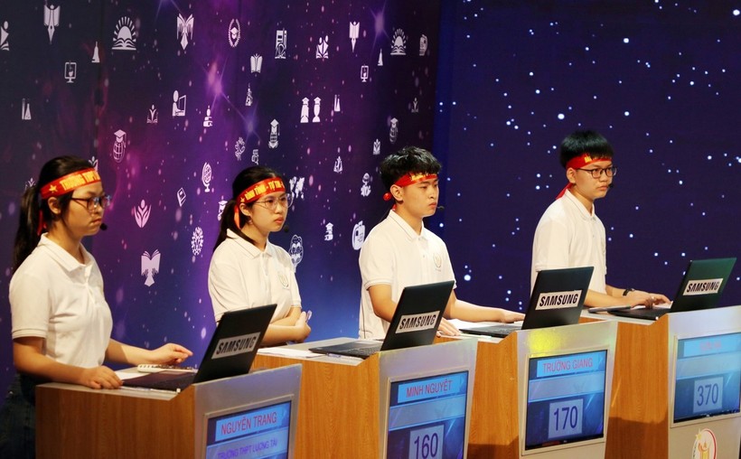 Các thí sinh tranh tài tại vòng chung kết sân chơi "Đất học Kinh Bắc".