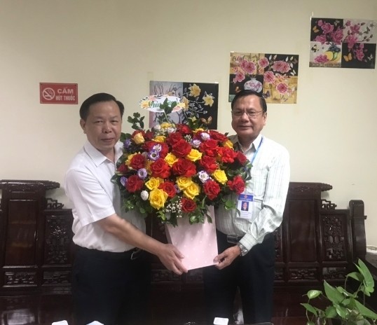 Phó Giám đốc Sở GD&ĐT Bắc Giang - Nguyễn Văn Thêm (bên phải) chúc mừng tân Chánh Văn phòng Sở GD&ĐT - Lưu Hải An.