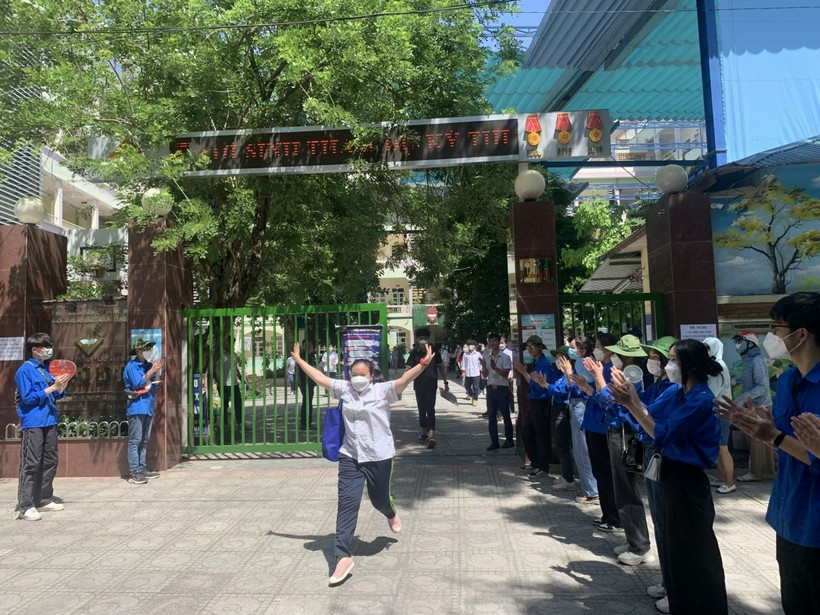 Thanh niên tình nguyện tại điểm thi trường THCS Thăng Long (quận Ba Đình) vỗ tay chúc mừng thí sinh sau khi hoàn thành bài thi cuối cùng.  