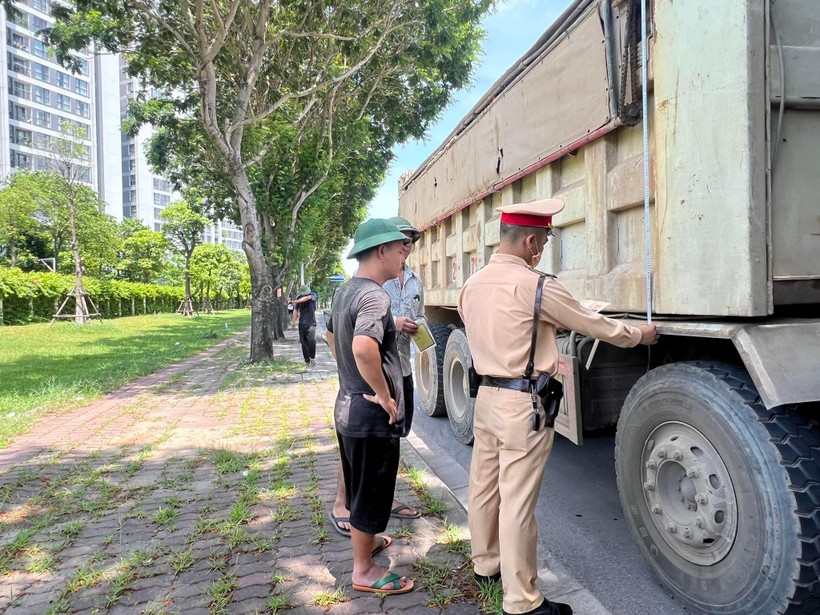 Lực lượng Cảnh sát giao thông đo thành thùng xe khi kiểm tra.