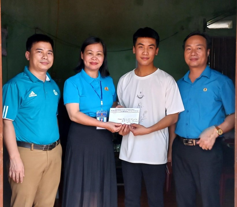 Bà Trần Thúy Hoàn - Chủ tịch Công đoàn ngành Giáo dục Bắc Giang đến thăm, tặng quà cho học sinh Nguyễn Ngọc Thạch.