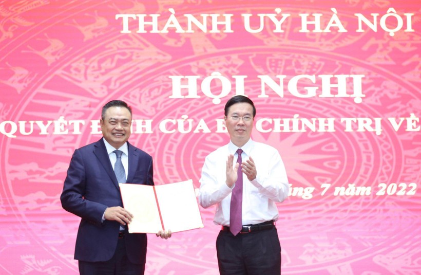 Ông Võ Văn Thưởng, Thường trực Ban Bí thư trao Quyết định của Bộ Chính trị cho ông Trần Sỹ Thanh.