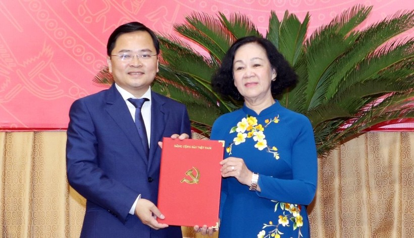 Trưởng Ban Tổ chức Trung ương Trương Thị Mai trao Quyết định cho đồng chí Nguyễn Anh Tuấn.