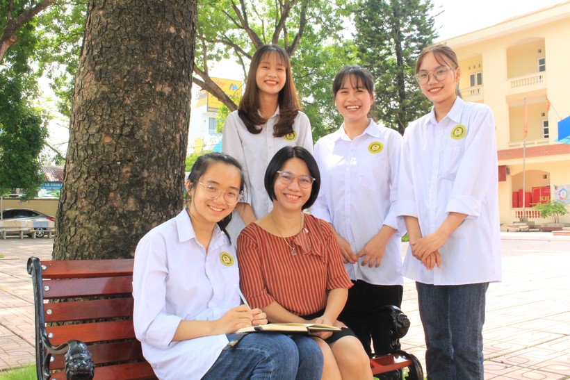 Cô Nguyễn Thị Vân chia sẻ niềm vui cùng 4 học trò đều đạt điểm 9,5 môn Ngữ văn. 