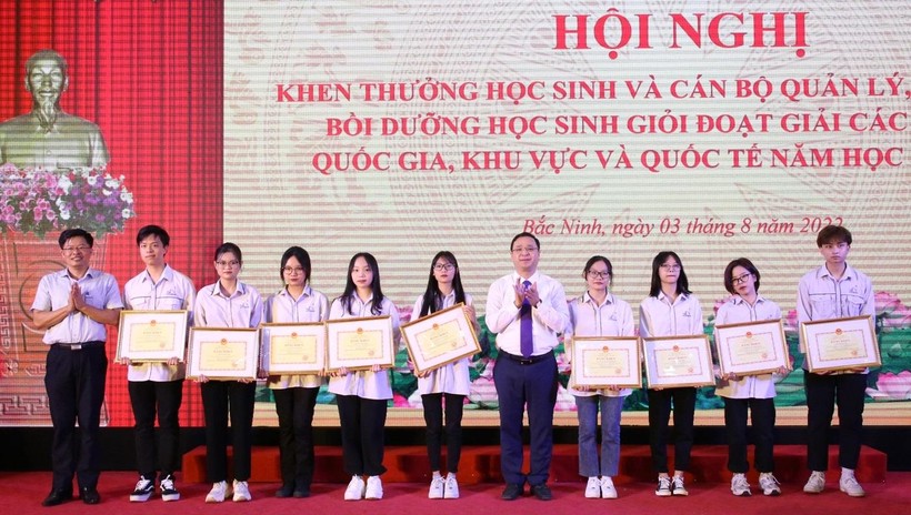 Bắc Ninh: Khen thưởng giáo viên và học sinh giỏi năm học 2021 -2022 ảnh 2