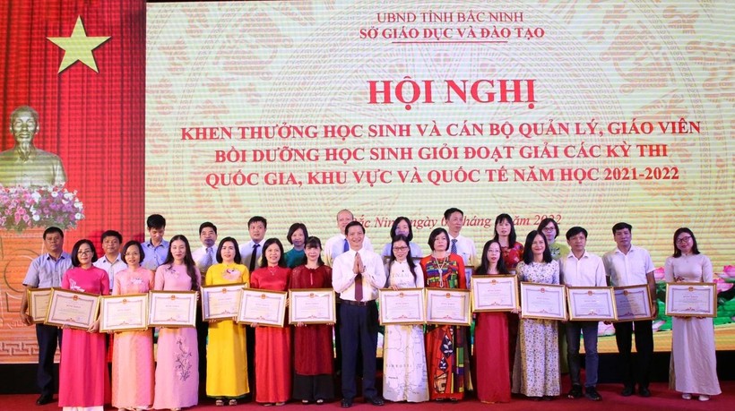 Bắc Ninh: Khen thưởng giáo viên và học sinh giỏi năm học 2021 -2022 ảnh 1