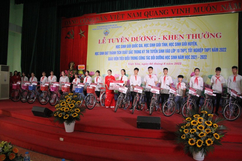 Việt Yên (Bắc Giang): Khen thưởng giáo viên, học sinh giỏi năm học 2021 -2022 ảnh 5