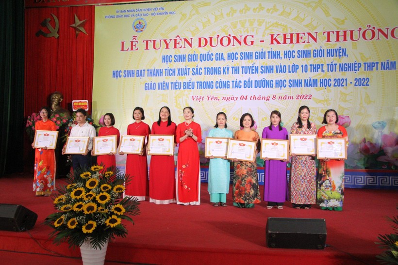 Việt Yên (Bắc Giang): Khen thưởng giáo viên, học sinh giỏi năm học 2021 -2022 ảnh 4