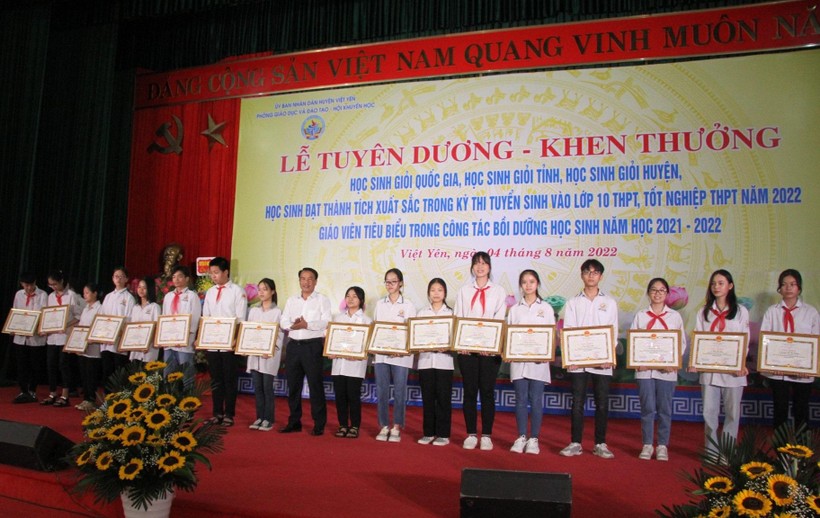 Việt Yên (Bắc Giang): Khen thưởng giáo viên, học sinh giỏi năm học 2021 -2022 ảnh 3