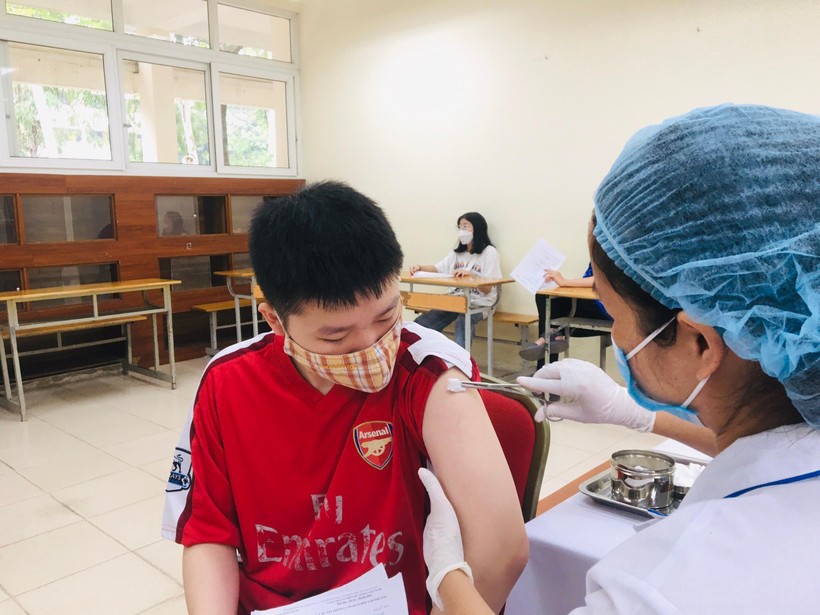 Hà Nội đẩy nhanh tiêm vắc xin phòng Covid-19 mũi 3 cho trẻ từ 12 đến 17 tuổi ảnh 5