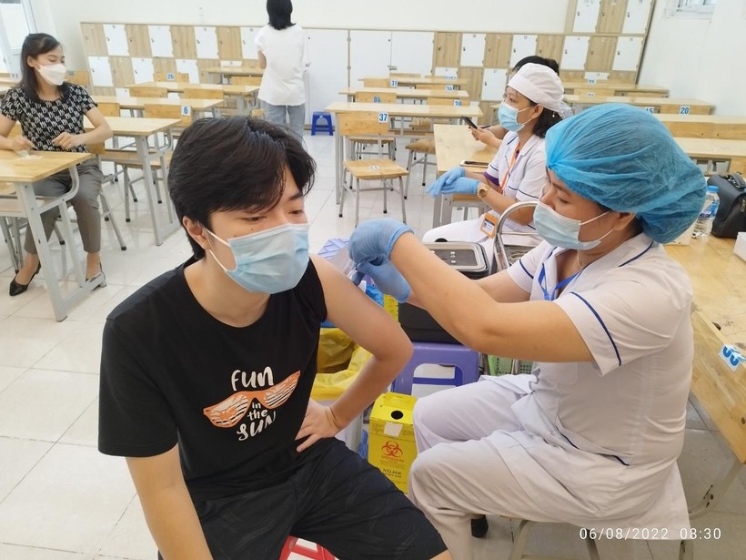 Hà Nội đẩy nhanh tiêm vắc xin phòng Covid-19 mũi 3 cho trẻ từ 12 đến 17 tuổi ảnh 4