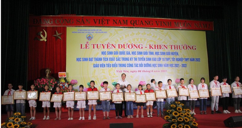 Đồng chí Nguyễn Hồng Đức - Phó Bí thư thường trực Huyện ủy, Chủ tịch HĐND huyện Việt Yên trao thưởng cho học sinh tại buổi lễ.