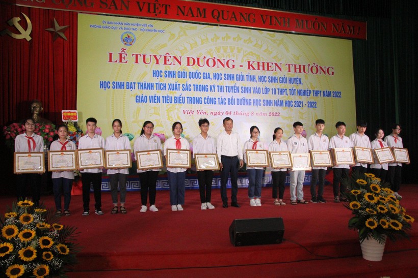 Việt Yên (Bắc Giang): Khen thưởng giáo viên, học sinh giỏi năm học 2021 -2022 ảnh 2