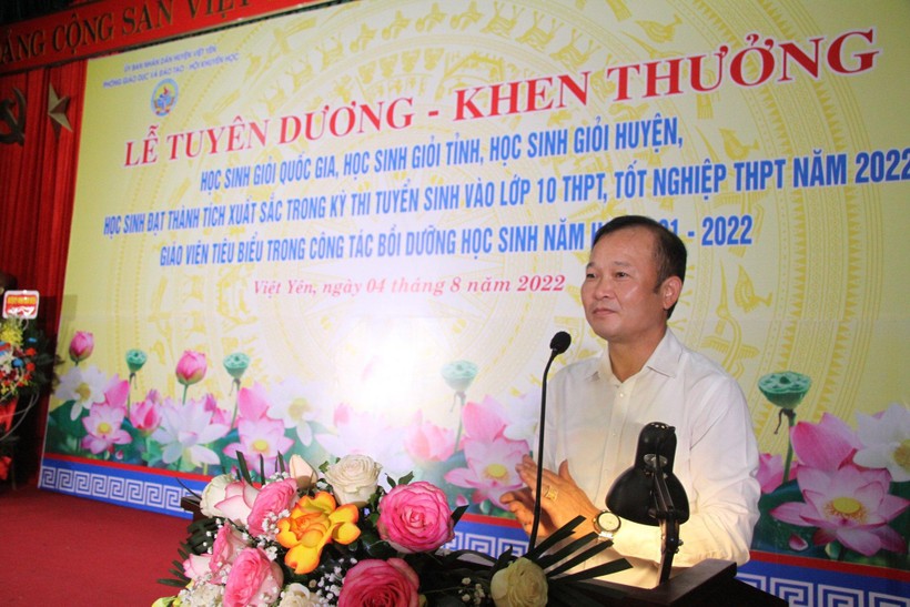 Việt Yên (Bắc Giang): Khen thưởng giáo viên, học sinh giỏi năm học 2021 -2022 ảnh 1