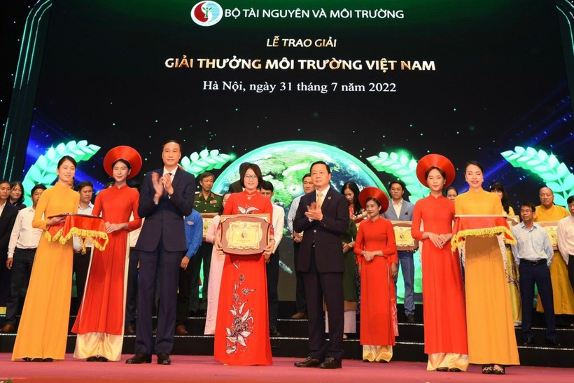Cô Phạm Thị Hoàn - Hiệu trưởng trường Tiểu học Ngọc Sơn, vinh dự đại diện cho đơn vị nhận giải, tại lễ trao Giải thưởng môi trường Việt Nam.