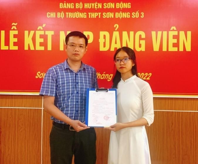 Thầy Nguyễn Đình Linh trao Quyết định kết nạp đảng viên cho học sinh Bùi Thị Phúc.