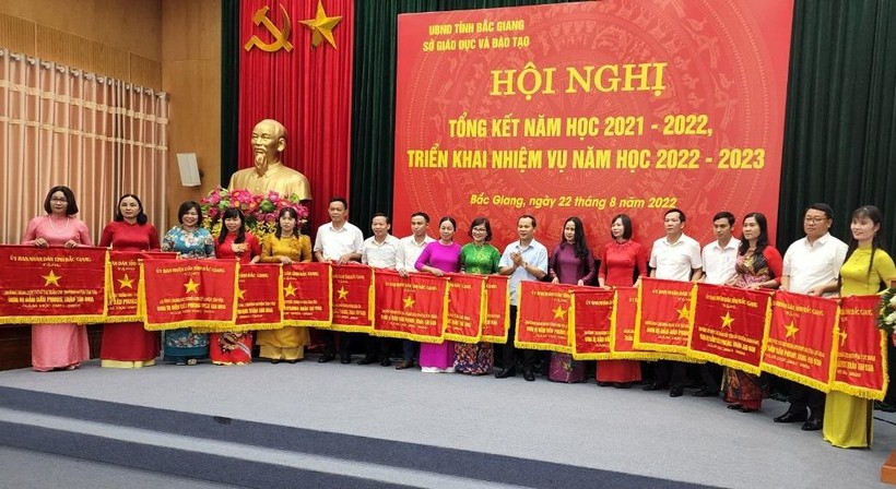Ông Mai Sơn - Phó Chủ tịch Thường trực UBND tỉnh Bắc Giang trao cờ thi đua và chúc mừng các đơn vị trong năm học 2021 -2022. 