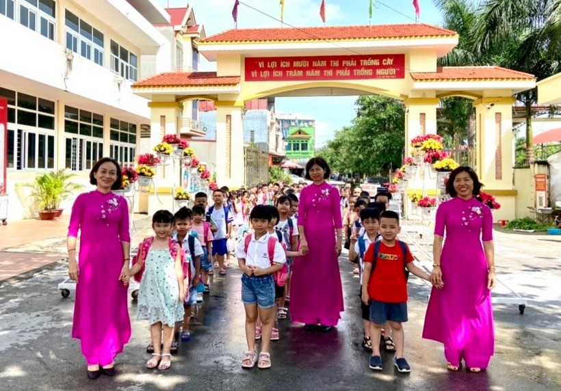Học sinh lớp 1 tại huyện Việt Yên tựu trường năm học 2022 -2023.