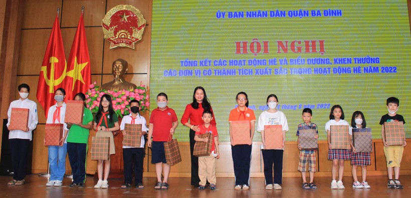 Quận Ba Đình (Hà Nội) tặng 28 suất quà cho học sinh vươn lên trong học tập ảnh 3