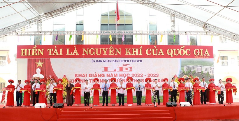 Bí thư Tỉnh ủy Bắc Giang đánh trống khai giảng năm học mới tại Trường THCS Cao Xá ảnh 1