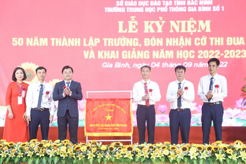 Bí thư Tỉnh ủy Bắc Ninh đánh trống khai giảng năm học mới tại Trường THPT Gia Bình số 1 ảnh 3