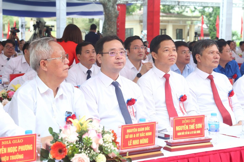 Bí thư Tỉnh ủy Bắc Ninh đánh trống khai giảng năm học mới tại Trường THPT Gia Bình số 1 ảnh 1