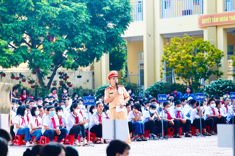 Đại úy An Gia Phú – Bí thư Đoàn Thanh niên Công an Thành phố Bắc Giang chia sẻ an toàn giao thông với học sinh.