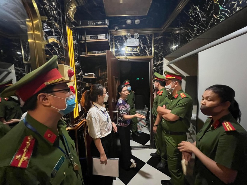 Lực lượng chức năng quận Hoàn Kiếm kiểm tra công tác PCCC tại quán karaoke.