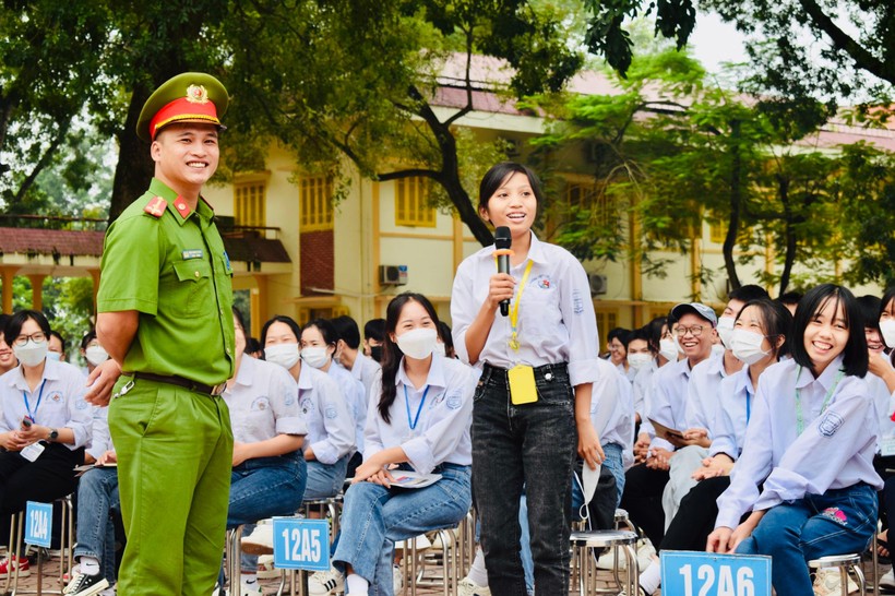 Bắc Giang trang bị kiến thức pháp luật và trao học bổng cho học sinh ảnh 1