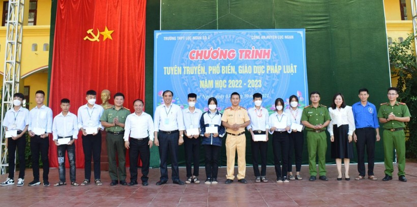 Bắc Giang tuyên truyền phổ biến giáo dục pháp luật cho hơn 1000 học sinh ảnh 2