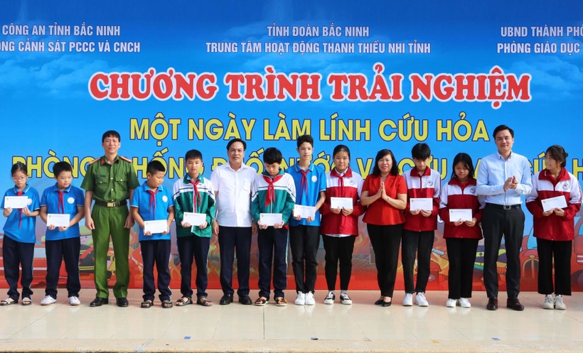 Học sinh Bắc Ninh trải nghiệm một ngày làm lính cứu hỏa ảnh 2