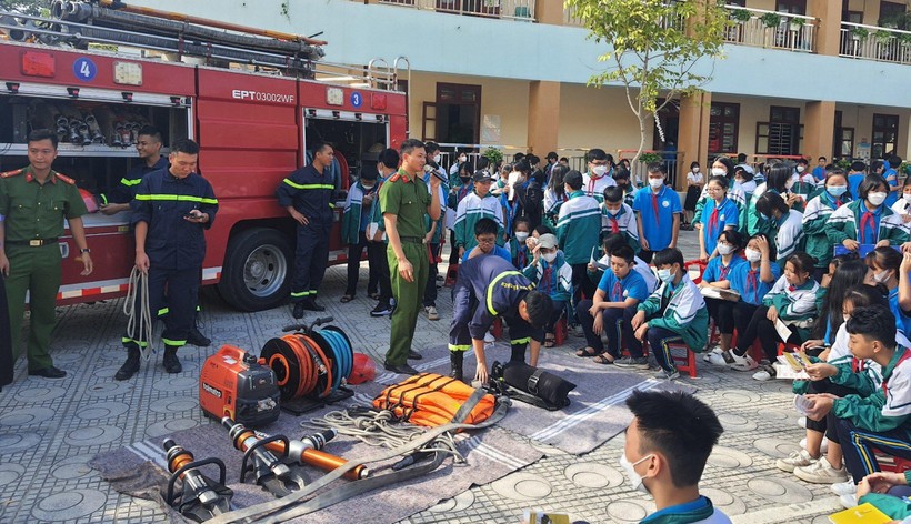 Học sinh Bắc Ninh trải nghiệm một ngày làm lính cứu hỏa ảnh 1