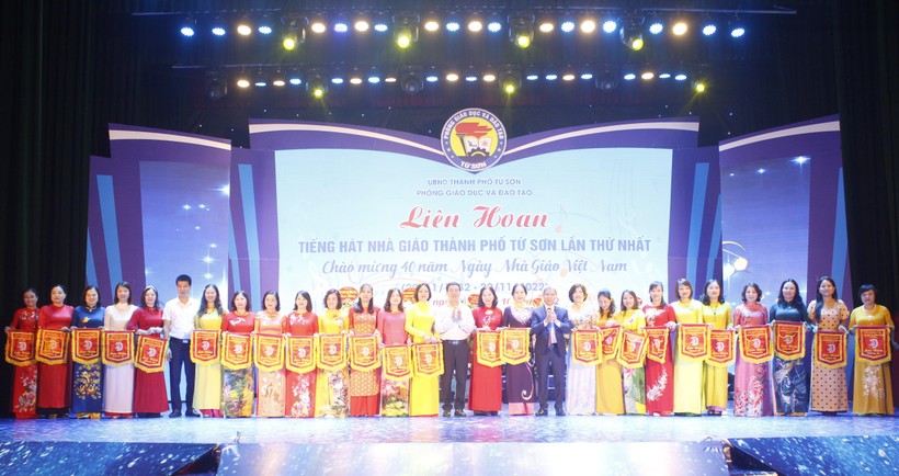 Gần 1.000 giáo viên tham dự liên hoan 'Tiếng hát Nhà giáo thành phố Từ Sơn' ảnh 4