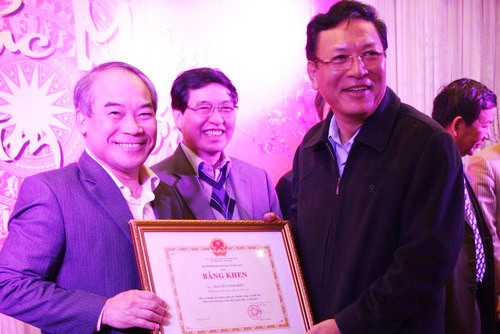 Bộ trưởng Phạm Vũ Luận tặng Bằng khen cho Thứ trưởng Nguyễn Vinh Hiển và các tập thể, cá nhân có thành tích đóng góp cho thành công của Đề án Đổi mới căn bản, toàn diện GD&ĐT 