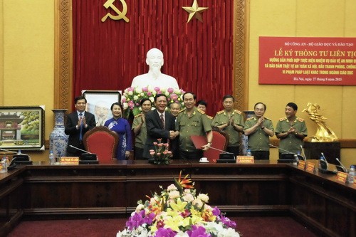 Bộ trưởng Phạm Vũ Luận và Bộ trưởng Trần Đại Quang ký kết Thông tư liên tịch giữa Bộ GD&ĐT và Bộ Công an.
