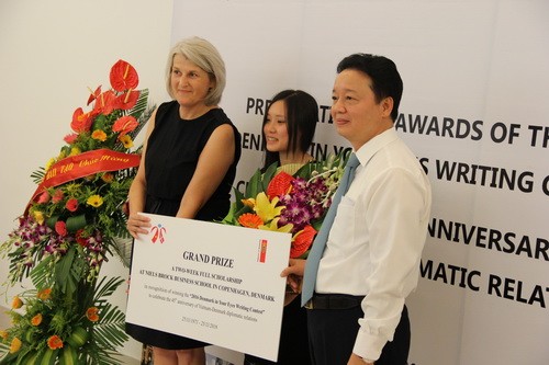 Em Phạm Tâm Đan được Đại sứ Đan Mạch tại Việt Nam Charlote Laursen và Chủ tịch Hội Hữu nghị Việt Nam - Đan Mạch (VIDAFA) Trần Hồng Hà  trao giải Nhất
