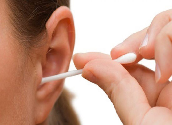 Ngoáy tai bằng tăm bông hàng ngày là thói quen nguy hiểm cần từ bỏ.