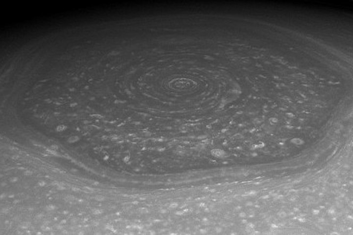 Cận cảnh cơn bão cấu trúc lục giác kỳ lạ trên sao Thổ