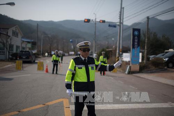 Cảnh sát tăng cường an ninh bên ngoài sân golf ở Seongju, nơi được dùng để bố trí hệ thống THAAD của Mỹ ngày 18/3. Ảnh: AFP/TTXVN