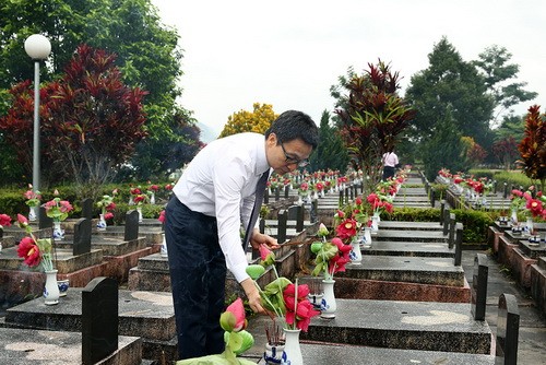 Phó Thủ tướng Vũ Đức Đam dâng hương tưởng niệm các liệt sĩ tại Nghĩa trang Ngọc Hồi. Ảnh: VGP