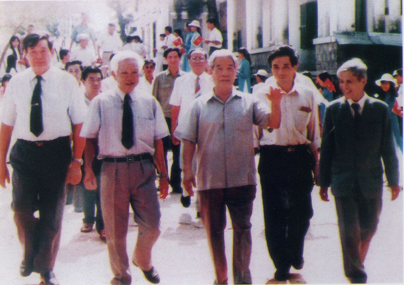 Tổng Bí thư Đỗ Mười thăm Trường Sư phạm Phú Yên (ngày 7/4/1994) - Ảnh: MINH KÝ