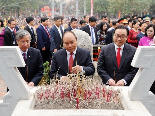 Thủ tướng Nguyễn Xuân Phúc và các đại biểu dâng hương, hoa tại Tượng đài Hoàng đế Quang Trung