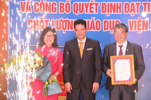 Lãnh đạo Viện Đại học Mở Hà Nội nhận Quyết định công nhận kiểm định chất lượng giáo dục