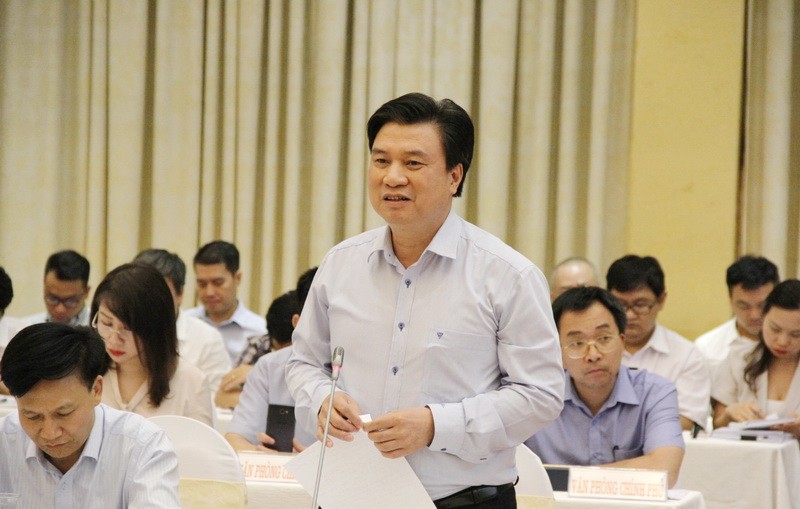 Thứ trưởng Nguyễn Hữu Độ trao đổi với thông tin tại buổi họp báo