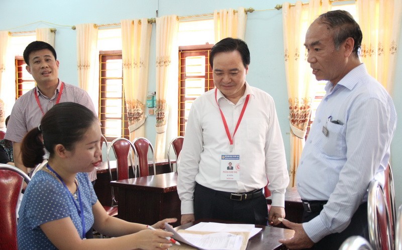 Bộ trưởng Phùng Xuân Nhạ kiểm tra công tác chấm thi tại Hà Giang