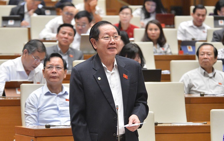 Bộ trưởng Bộ Nội vụ Lê Vĩnh Tân trả lời chất vấn của các đại biểu Quốc hội.