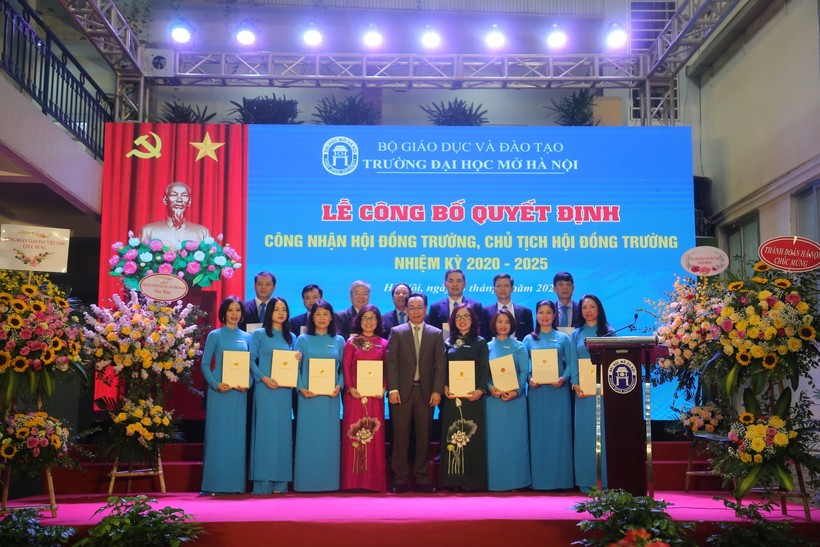 Thứ trưởng Hoàng Minh Sơn trao quyết định cho các thành viên Hội đồng trường