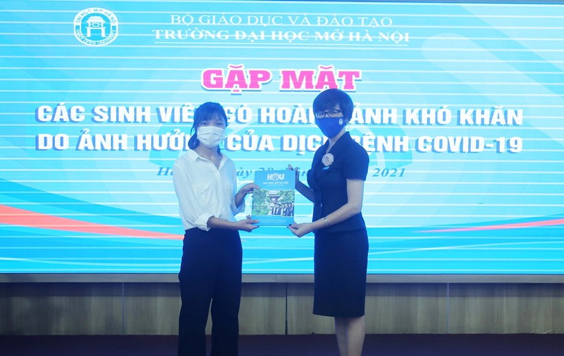 Sinh viên Nguyễn Thị Thành nhận quà hỗ trợ của Trường ĐH Mở Hà Nội từ Phó Hiệu trưởng Nguyễn Minh Phương